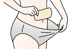 Dùng miếng dán giảm đau bụng Kao vào bên trong quần lót đáy cao như hình trên đây 