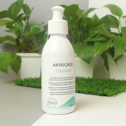 sữa rửa mặt aknicare cleanser gel được khách hàng đánh giá cao về công dụng lợi ích
