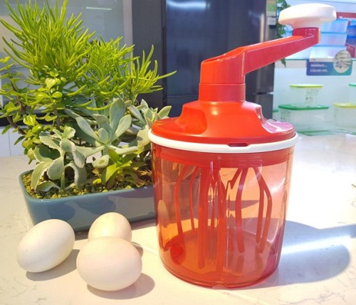 dụng cụ đánh trứng bằng tay tupperware đem đến sự tiện ích trong việc nấu nướng
