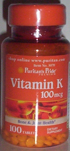 Người lớn chỉ cần uống 1 viên vitamin k 100mcg một ngày là đủ