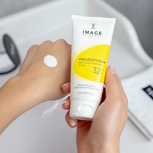 image prevention spf 32+ daily matte moisturizer có chất kem mịn dễ tán lên da